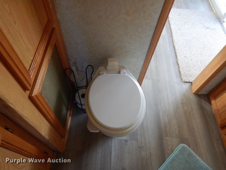 image for item IO9555 2004 Damon 38FK  camper