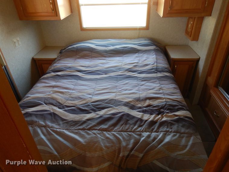 image for item IO9555 2004 Damon 38FK  camper