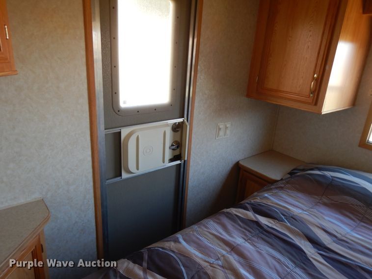 image for item IO9555 2004 Damon 38FK  camper