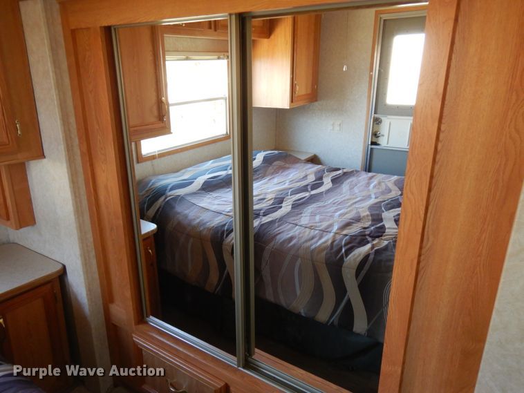 image for item IO9555 2004 Damon 38FK  camper