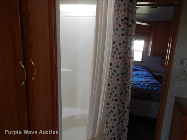 image for item IO9555 2004 Damon 38FK  camper