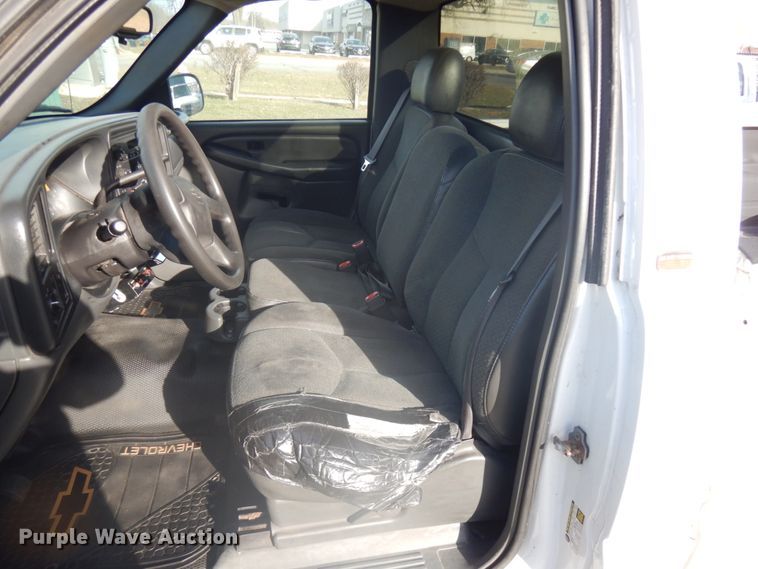 image for item IO9611 2005 Chevrolet Silverado 1500  pickup truck