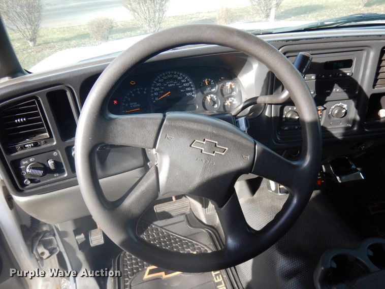 image for item IO9611 2005 Chevrolet Silverado 1500  pickup truck