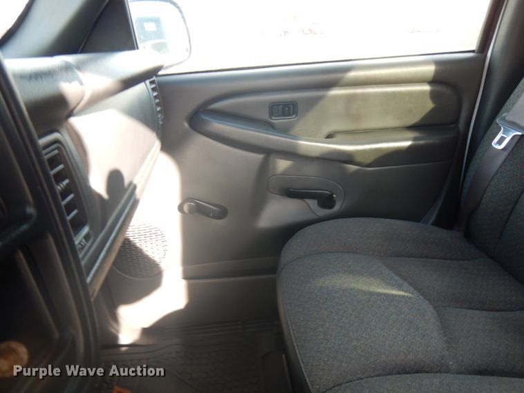 image for item IO9611 2005 Chevrolet Silverado 1500  pickup truck