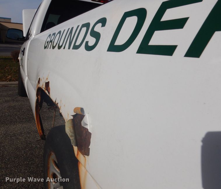 image for item IO9611 2005 Chevrolet Silverado 1500  pickup truck