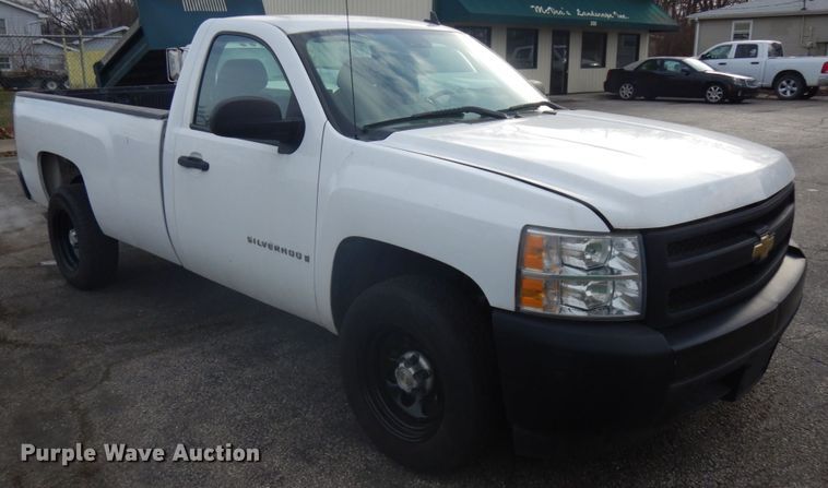 image for item IO9613 2008 Chevrolet Silverado 1500  pickup truck