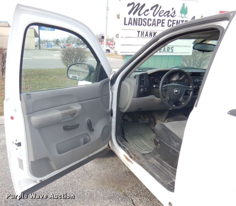 image for item IO9613 2008 Chevrolet Silverado 1500  pickup truck