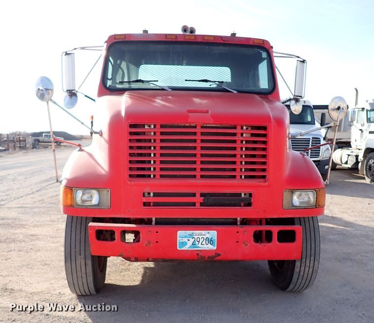 image for item IS9273 1994 International 8100  flatbed truck