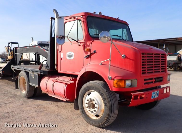 image for item IS9273 1994 International 8100  flatbed truck