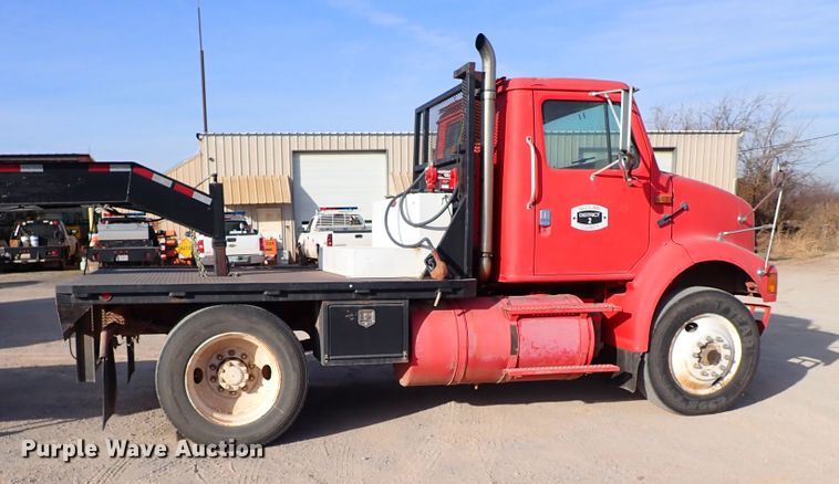 image for item IS9273 1994 International 8100  flatbed truck