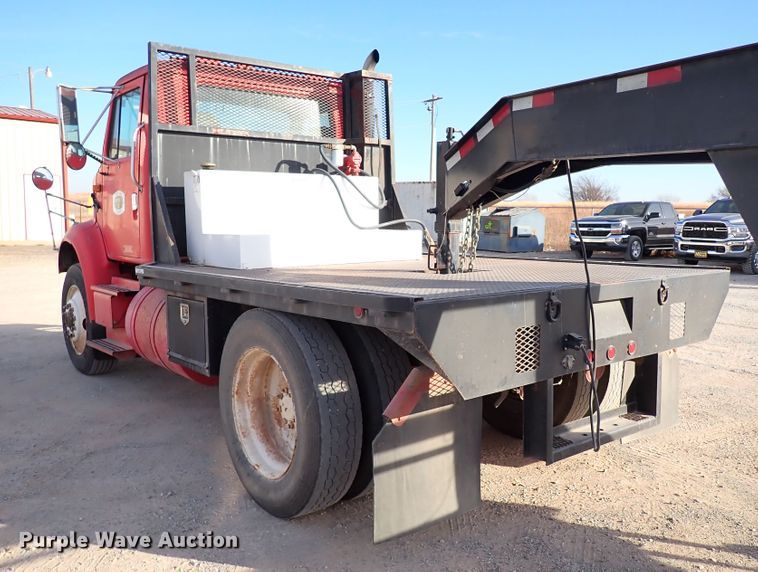 image for item IS9273 1994 International 8100  flatbed truck