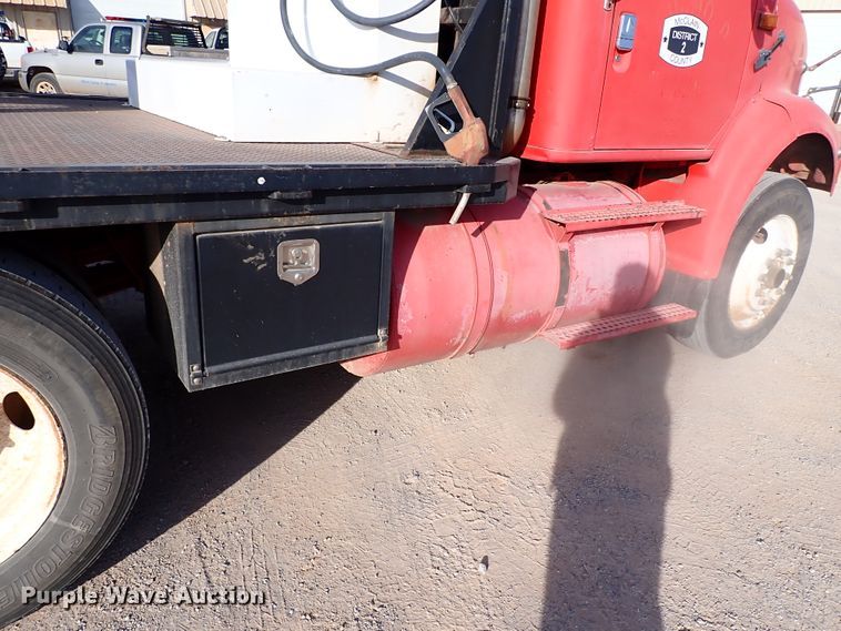 image for item IS9273 1994 International 8100  flatbed truck