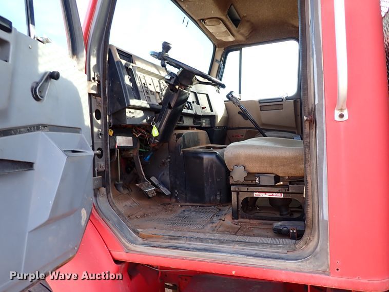 image for item IS9273 1994 International 8100  flatbed truck