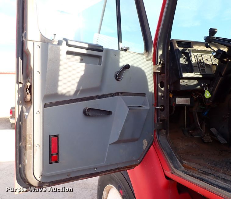 image for item IS9273 1994 International 8100  flatbed truck