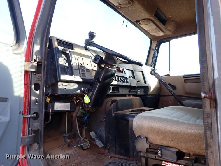 image for item IS9273 1994 International 8100  flatbed truck