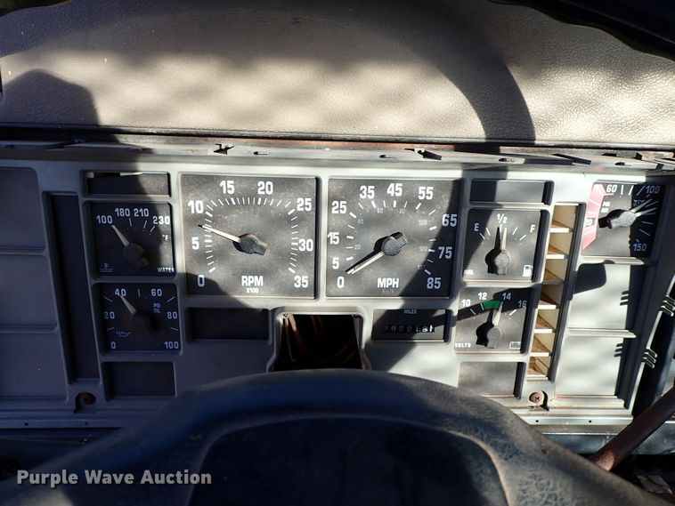 image for item IS9273 1994 International 8100  flatbed truck