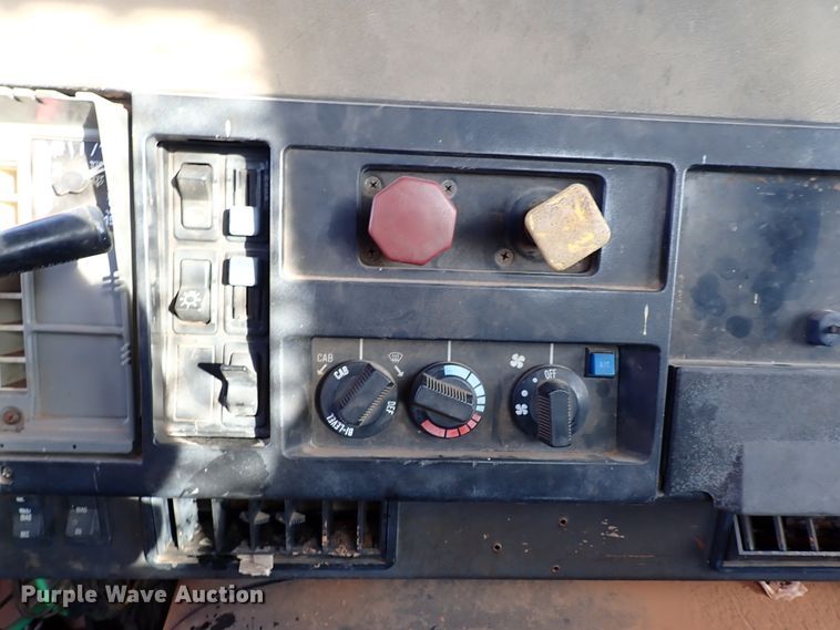 image for item IS9273 1994 International 8100  flatbed truck