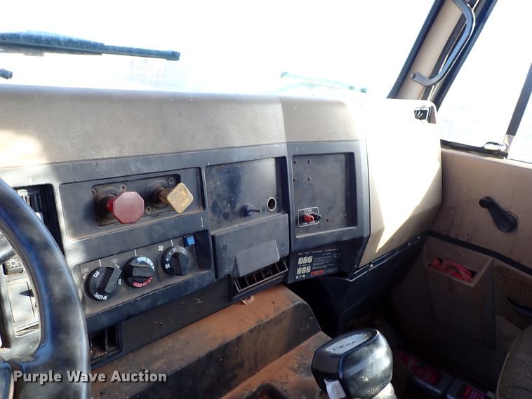 image for item IS9273 1994 International 8100  flatbed truck