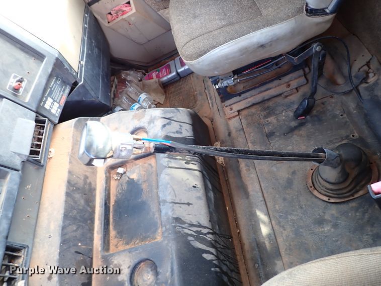 image for item IS9273 1994 International 8100  flatbed truck