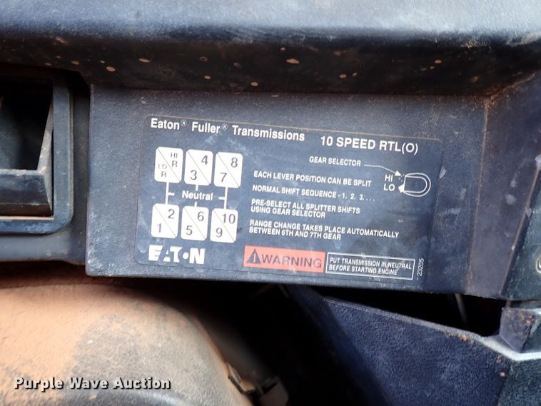 image for item IS9273 1994 International 8100  flatbed truck