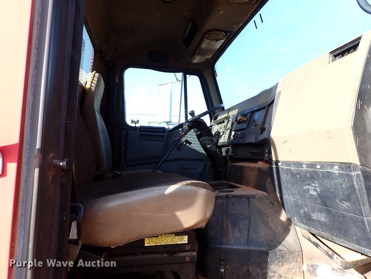 image for item IS9273 1994 International 8100  flatbed truck