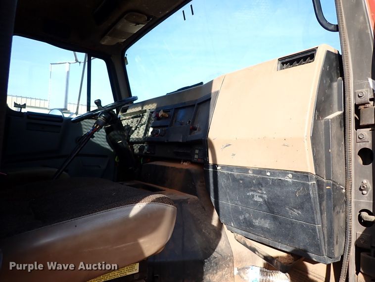 image for item IS9273 1994 International 8100  flatbed truck