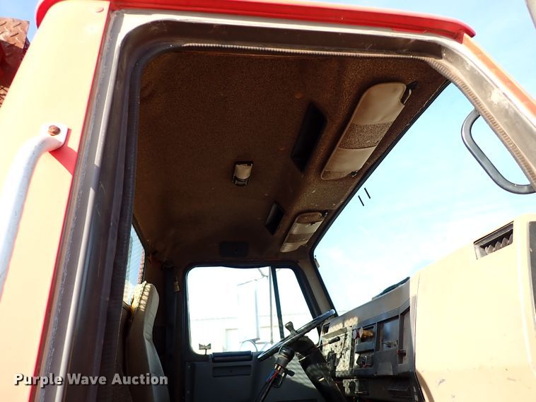 image for item IS9273 1994 International 8100  flatbed truck