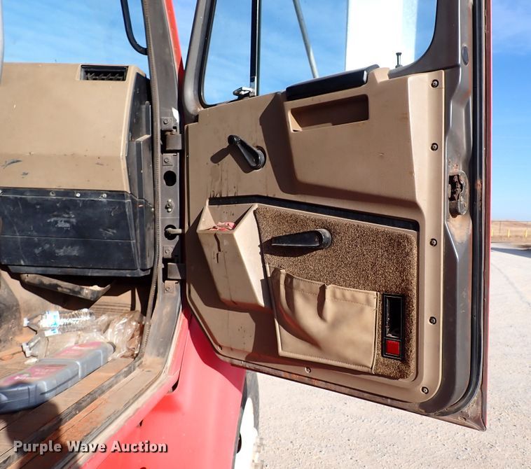 image for item IS9273 1994 International 8100  flatbed truck