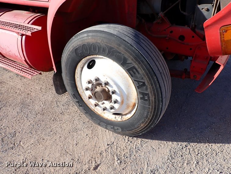 image for item IS9273 1994 International 8100  flatbed truck