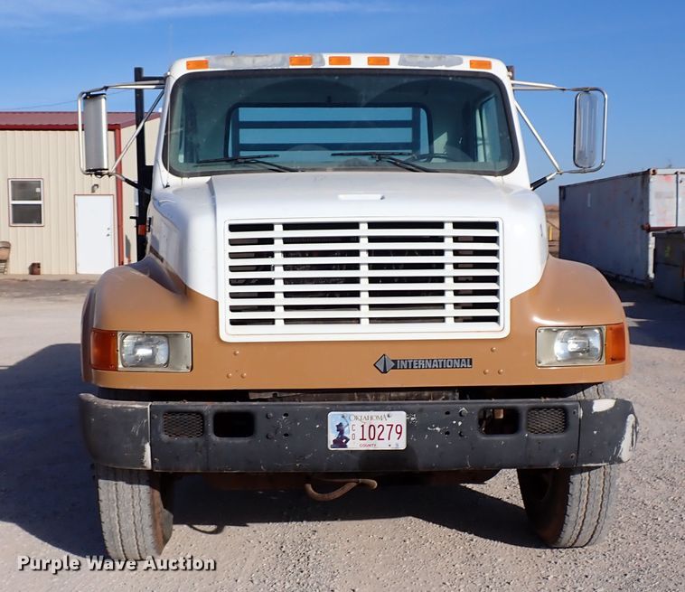image for item IS9274 2001 International 4700  dump flatbed truck