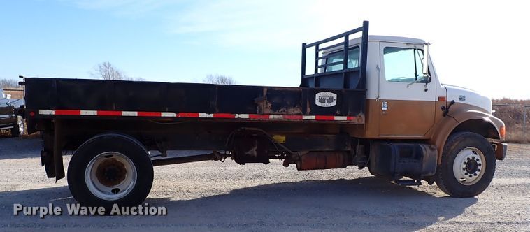 image for item IS9274 2001 International 4700  dump flatbed truck