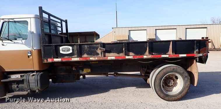 image for item IS9274 2001 International 4700  dump flatbed truck
