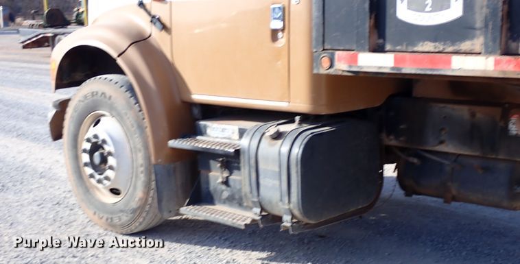 image for item IS9274 2001 International 4700  dump flatbed truck