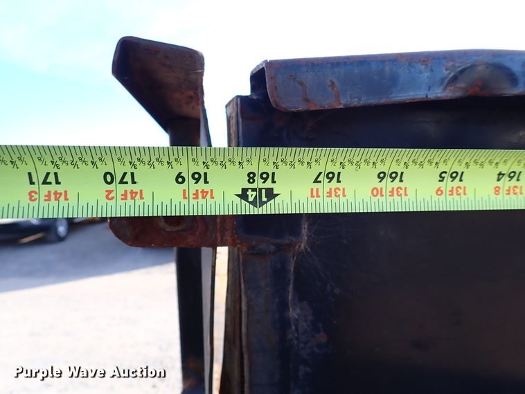 image for item IS9274 2001 International 4700  dump flatbed truck