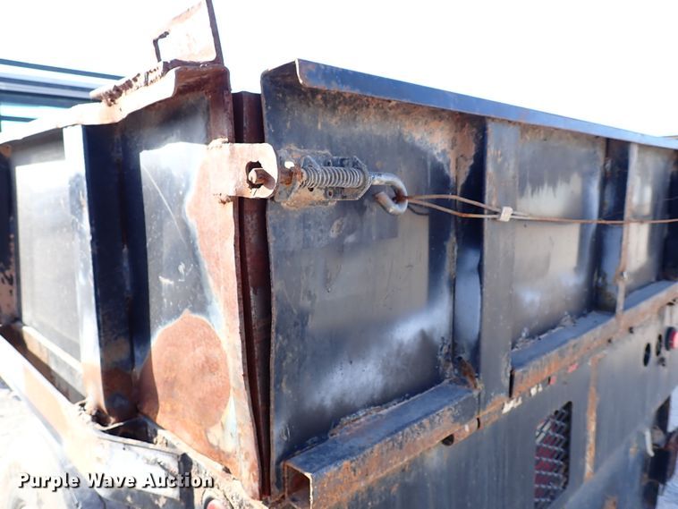 image for item IS9274 2001 International 4700  dump flatbed truck