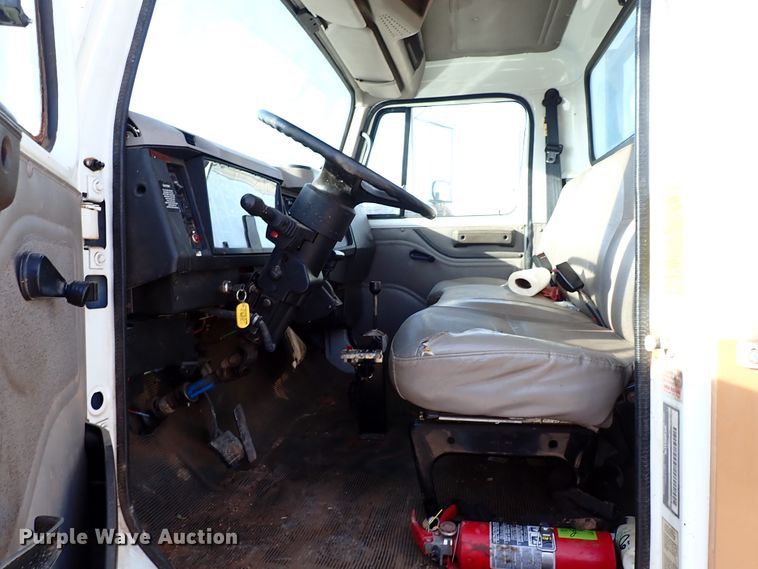 image for item IS9274 2001 International 4700  dump flatbed truck