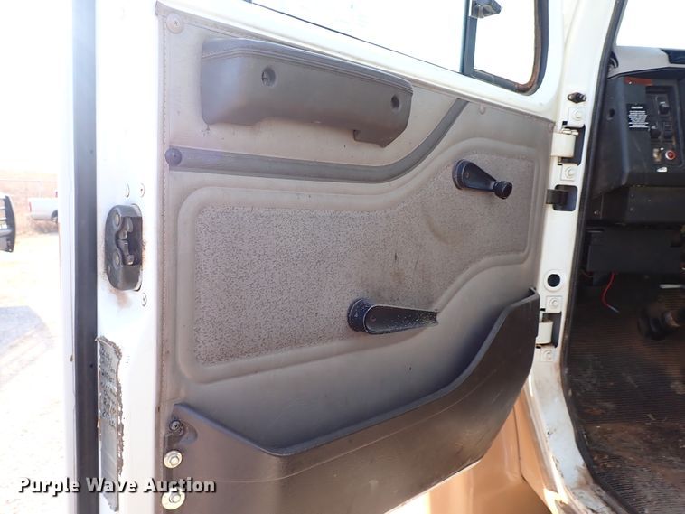 image for item IS9274 2001 International 4700  dump flatbed truck