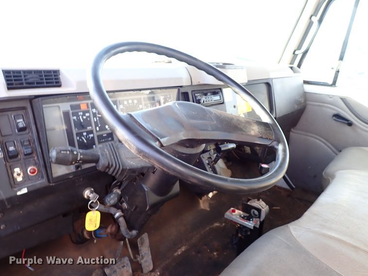 image for item IS9274 2001 International 4700  dump flatbed truck