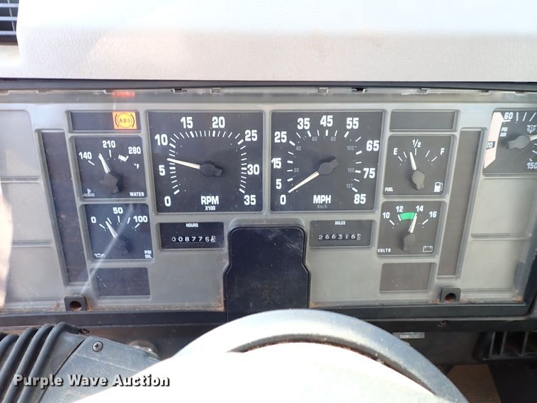 image for item IS9274 2001 International 4700  dump flatbed truck