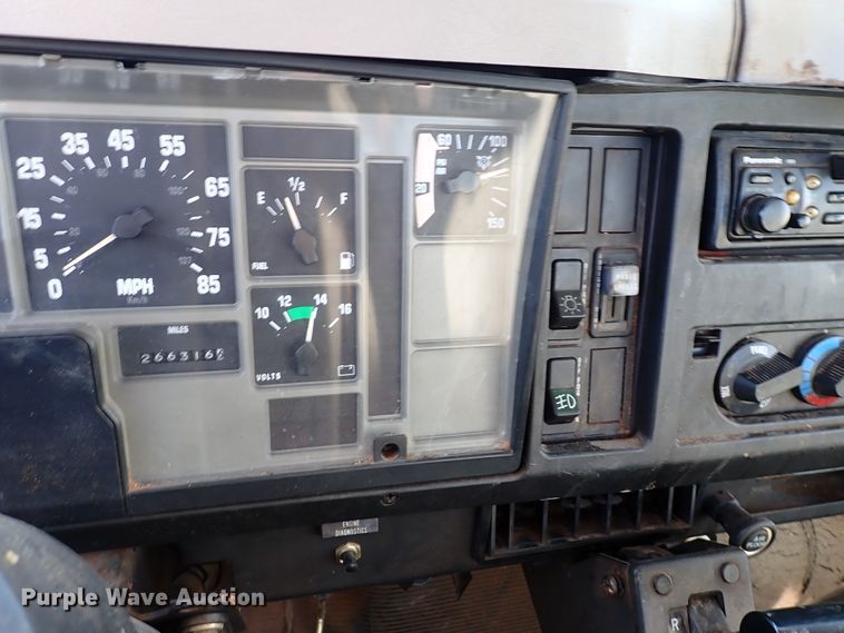 image for item IS9274 2001 International 4700  dump flatbed truck