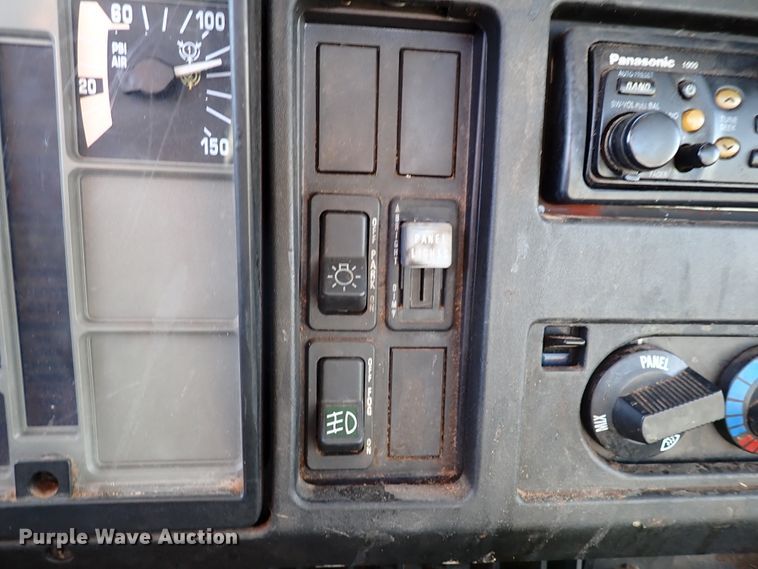 image for item IS9274 2001 International 4700  dump flatbed truck