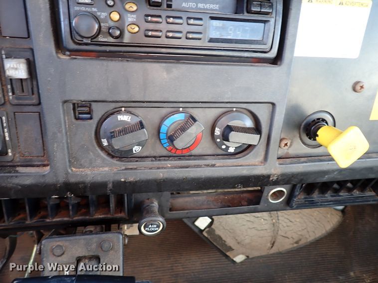 image for item IS9274 2001 International 4700  dump flatbed truck