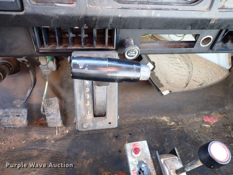 image for item IS9274 2001 International 4700  dump flatbed truck