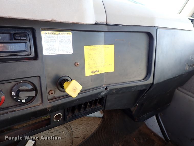 image for item IS9274 2001 International 4700  dump flatbed truck