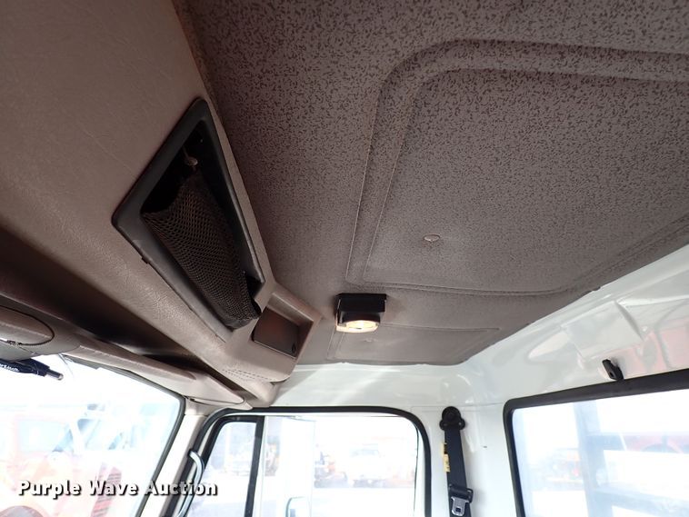 image for item IS9274 2001 International 4700  dump flatbed truck