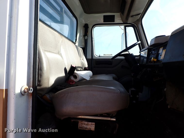 image for item IS9274 2001 International 4700  dump flatbed truck