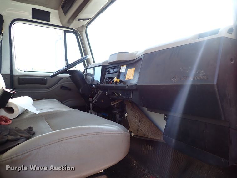 image for item IS9274 2001 International 4700  dump flatbed truck