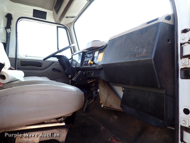 image for item IS9274 2001 International 4700  dump flatbed truck