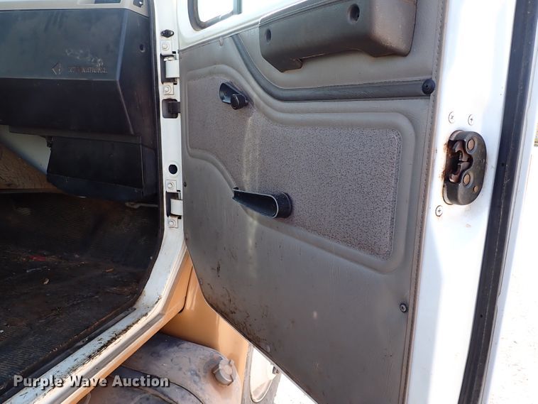 image for item IS9274 2001 International 4700  dump flatbed truck