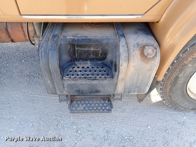 image for item IS9274 2001 International 4700  dump flatbed truck